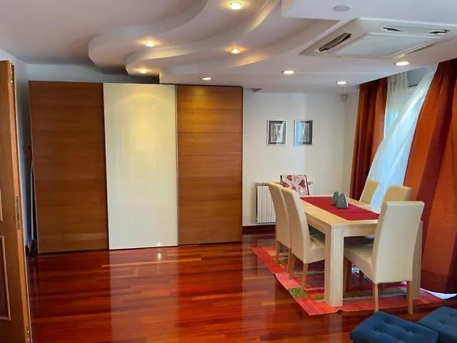 Adriana オパティヤ